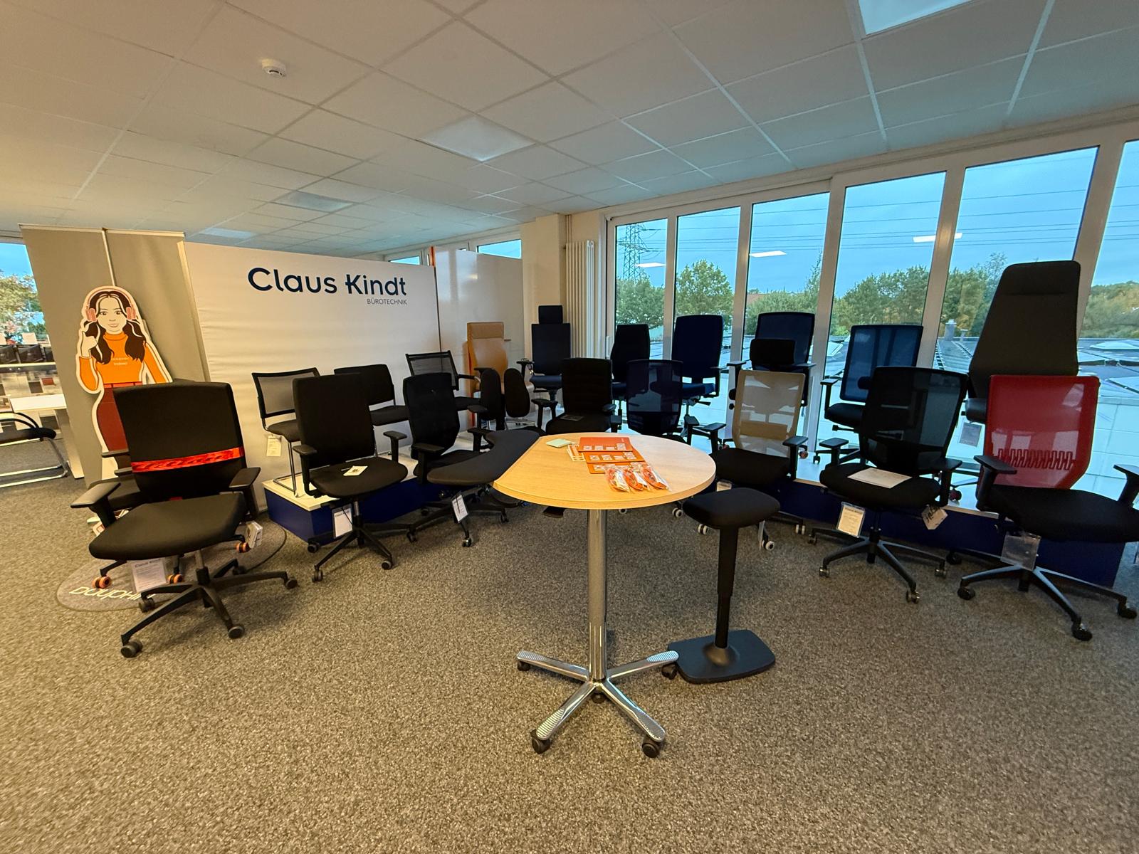 Bürostühle in der Ausstellung von Claus Kindt