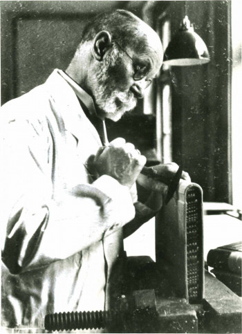 Claus Kind als Buchbinder Meister in Aktion.